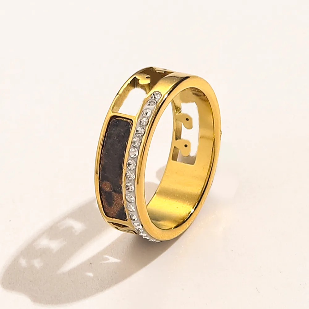 Anneaux de marque designer Femmes Femme 18k Gold Crystal Crystal fausse cuir en acier inoxydable Amour Jewelry Supplies Ring Fine Scarving 278K