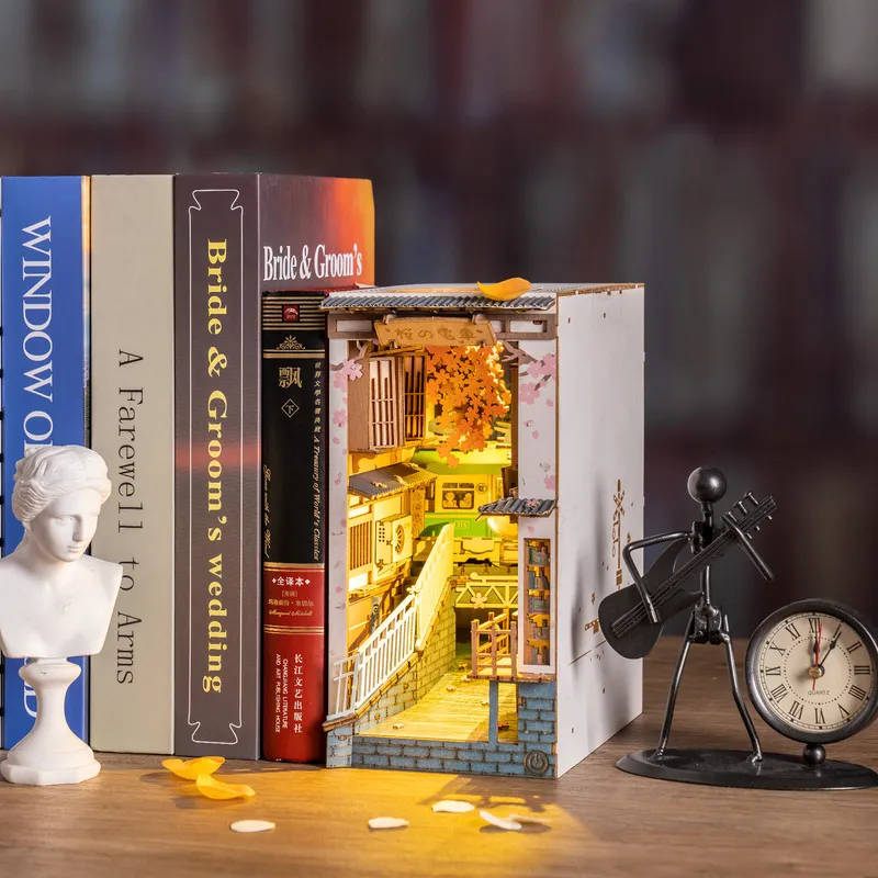 Robotime Rolife Sakura Densya Book Nook DIY DOLLHOED BOOKEND KIT WITH LED LID WOODEN PUZOMGE FOR BOOKENF DECER TGB01 220725