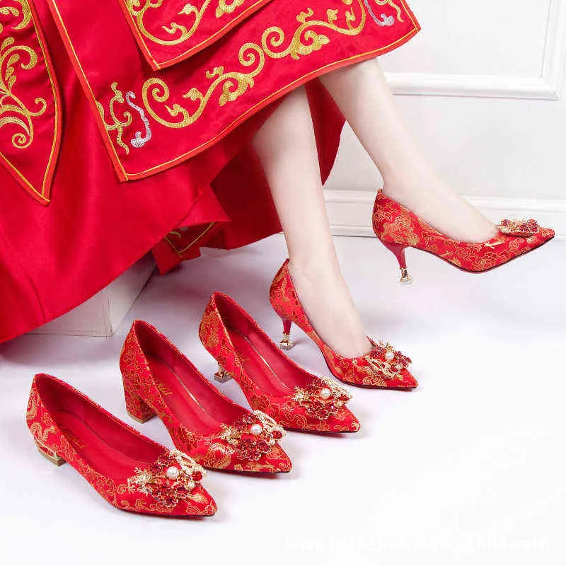 赤い女性の結婚式の靴チャイニーズxiuheフレンチスモールレザーハイヒールシックエンゲージメント新しいシングル220506