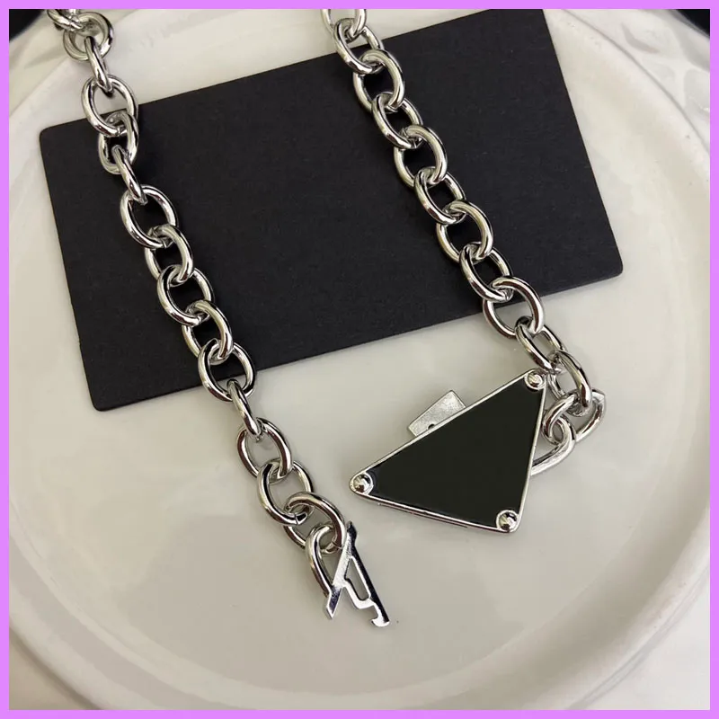 Colar de cadeia designer de colar de cadeia New Jewelry Womens Chokers colars para festas Triângulo Acessórios Letters Colar D224277F