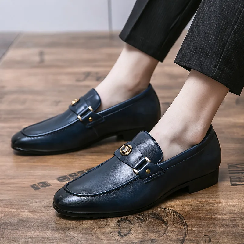 Loafers Heren Schoenen Effen Kleur PU Leer Casual Mode Ronde Neus Europese en Amerikaanse Metalen Gesp Britse Kleding Schoenen HM544