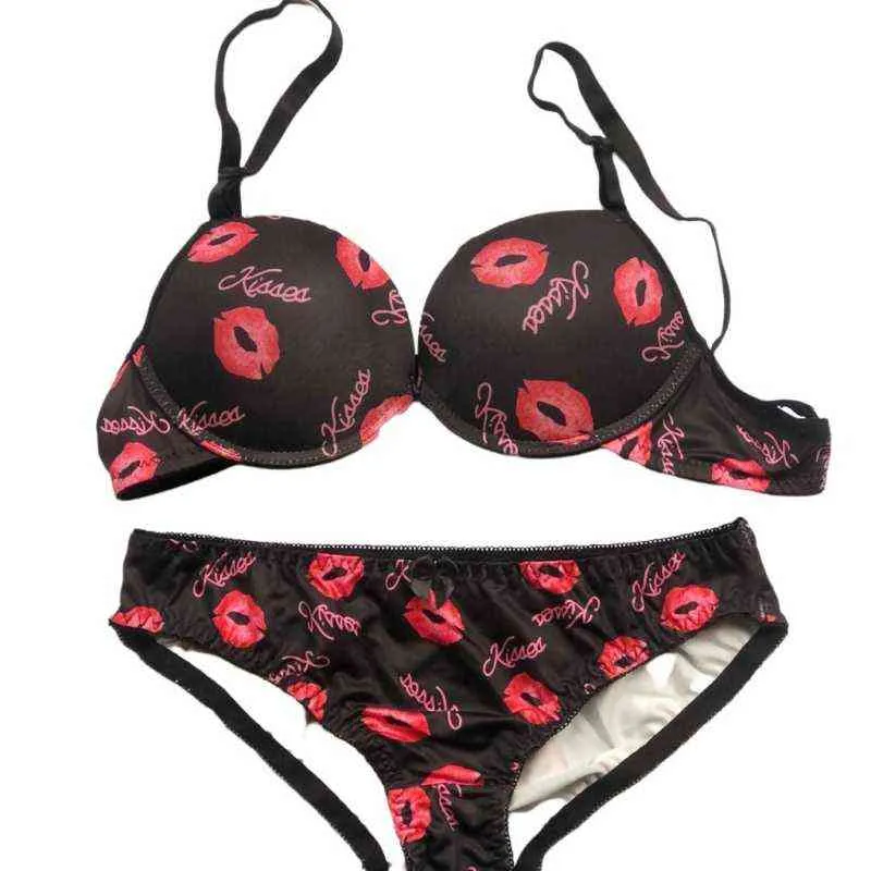 Japanese Style Sexy Push Up Bra Cotton Triangle Cup Black Lips Seamless Lingerie Femme L220727