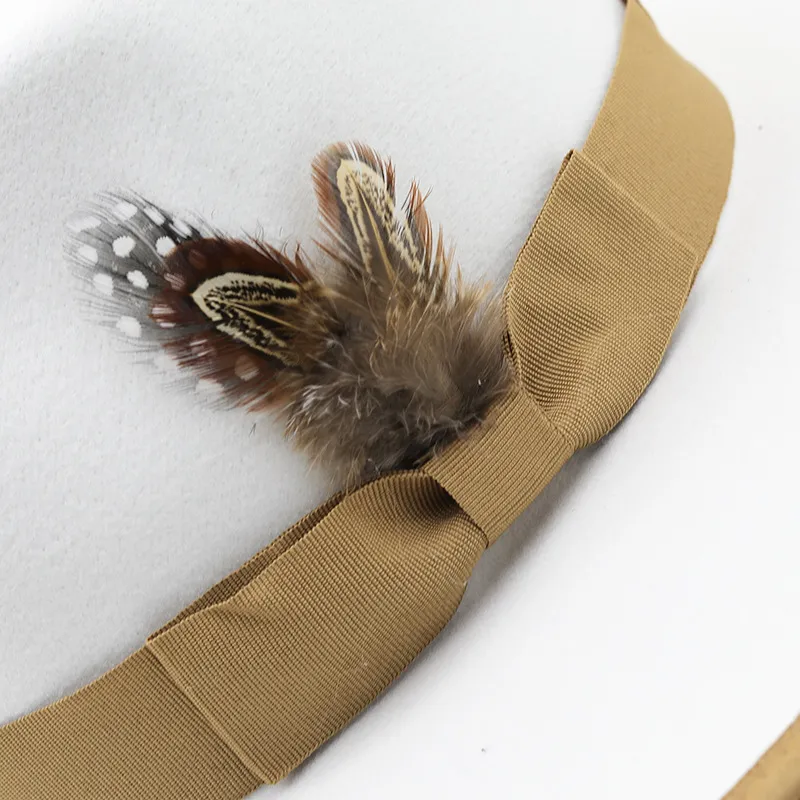 Feather Fedoras White Fall Fascynator Fascynator dla kobiet modne płaskie brzeg lady kościoła kapelusze impreza fragment jazzowa chapeu feminino288e