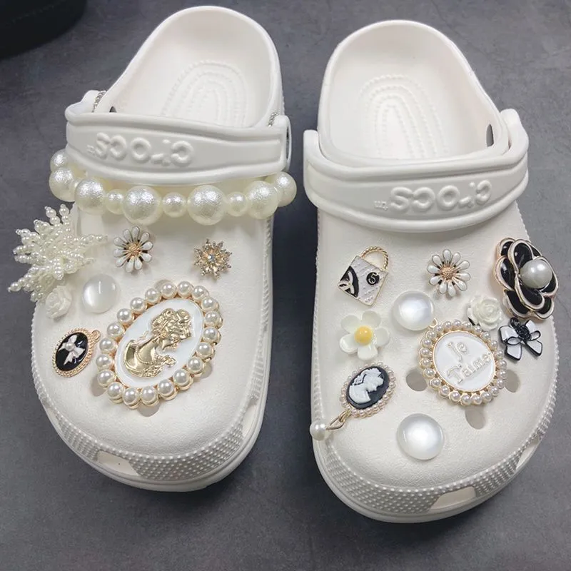 Femmes Sandales Designer Croc Charms Gemstone Cool Kwaii Chaussures Décorations Perle Métal Accessoires 220720