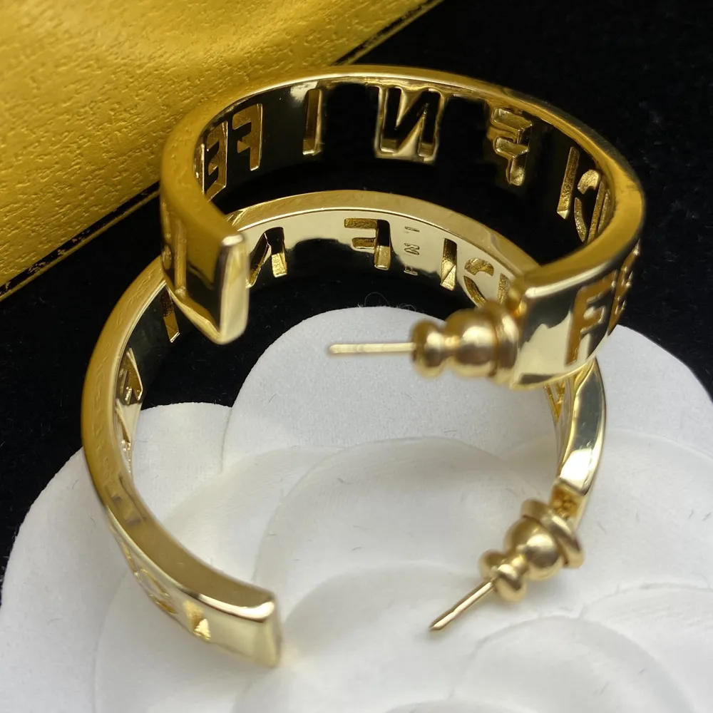 Brincos de argola de ouro com letra correta para mulheres, mulheres, festa, casamento, presente, joias de noivado, noiva301c