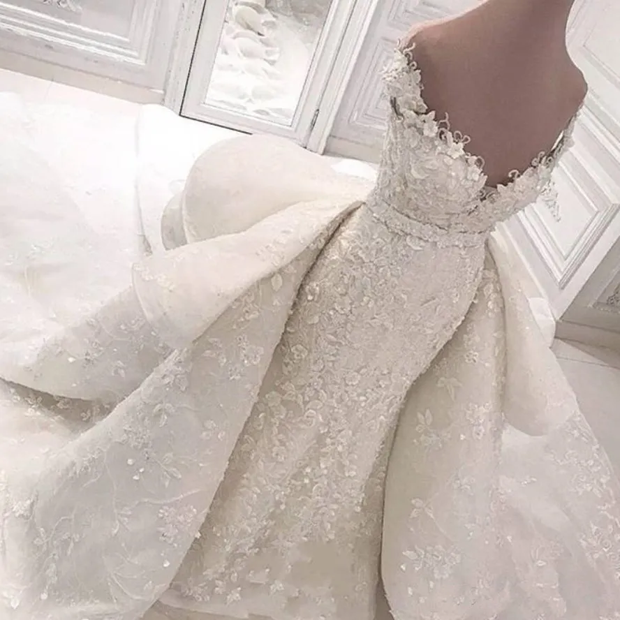 Abiti da sposa a sirena con volant di lusso Abiti da sposa con cappella in pizzo con spalle scoperte e abito da sposa con scollo a V staccabile