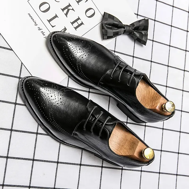 Sıradan deri ayakkabılar erkek ayakkabılar pu düz renk klasik trend oyuk oyma basit rahat nefes alabilen İngiliz dantel yukarı broges hm432
