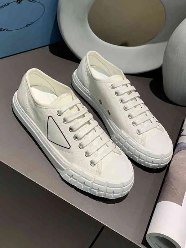 2022 star same style muffin flat canvas shoes women's triangle small white shoes low top trendy women's board shoes