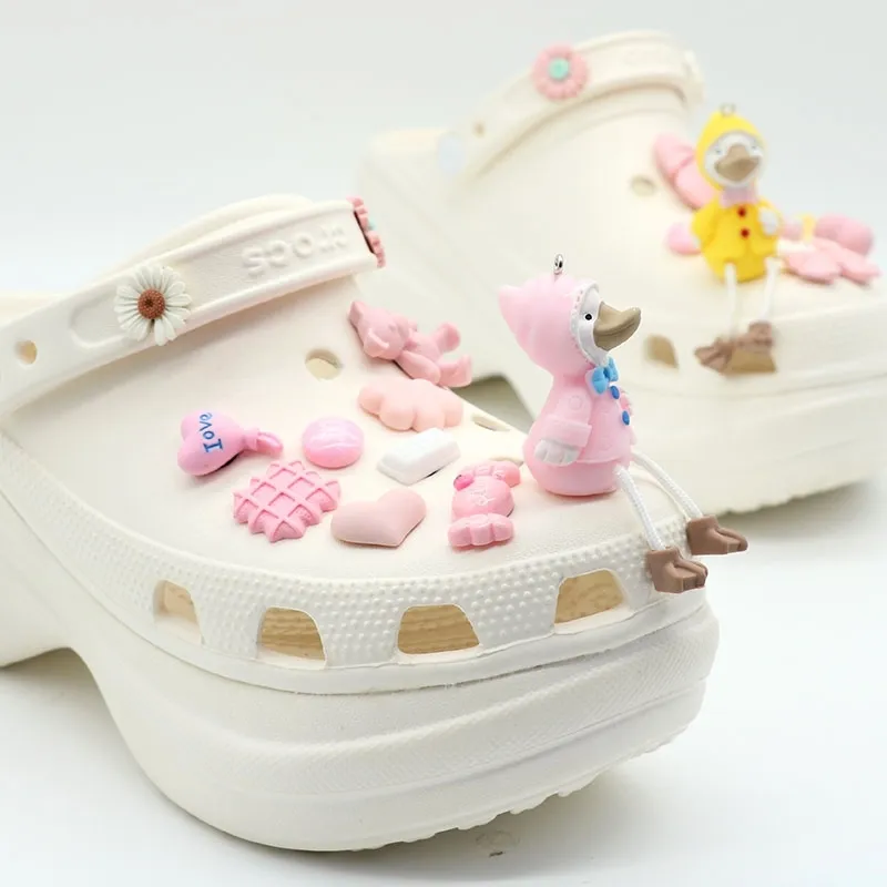 Breloques de canard rose mignonnes de styliste, breloque de décoration de chaussures Anime pour sabots Croc JIBS, bonjour pour enfants, femmes et filles, cadeaux 3501