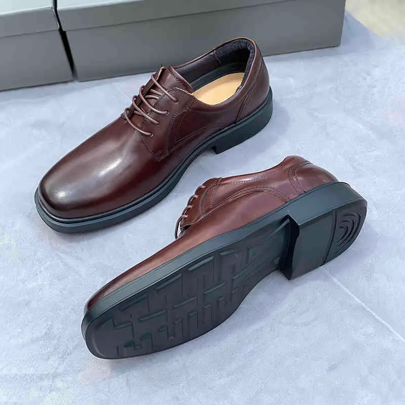 Vestidos sapatos novos negócios casuais sapatos de couro masculino sapatos de vestido de qualidade salto salto grife calçada sapato de champanhe preto e branco sandálias de sapatos 220711
