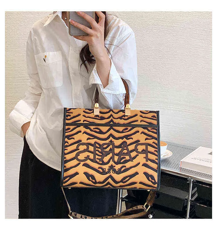 Factory Online Export Designer Tide Brand Ladies Bags 2022 New Women's Handbag Large Single Shoulder Messenger Color Printing