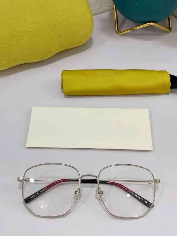 2024 10% de réduction sur le concepteur de luxe Nouveaux lunettes de soleil masculines et femmes 20% de réduction sur la version Hot Simple Square Flat Quan même miroir clair anti-bleu pour hommes femmes