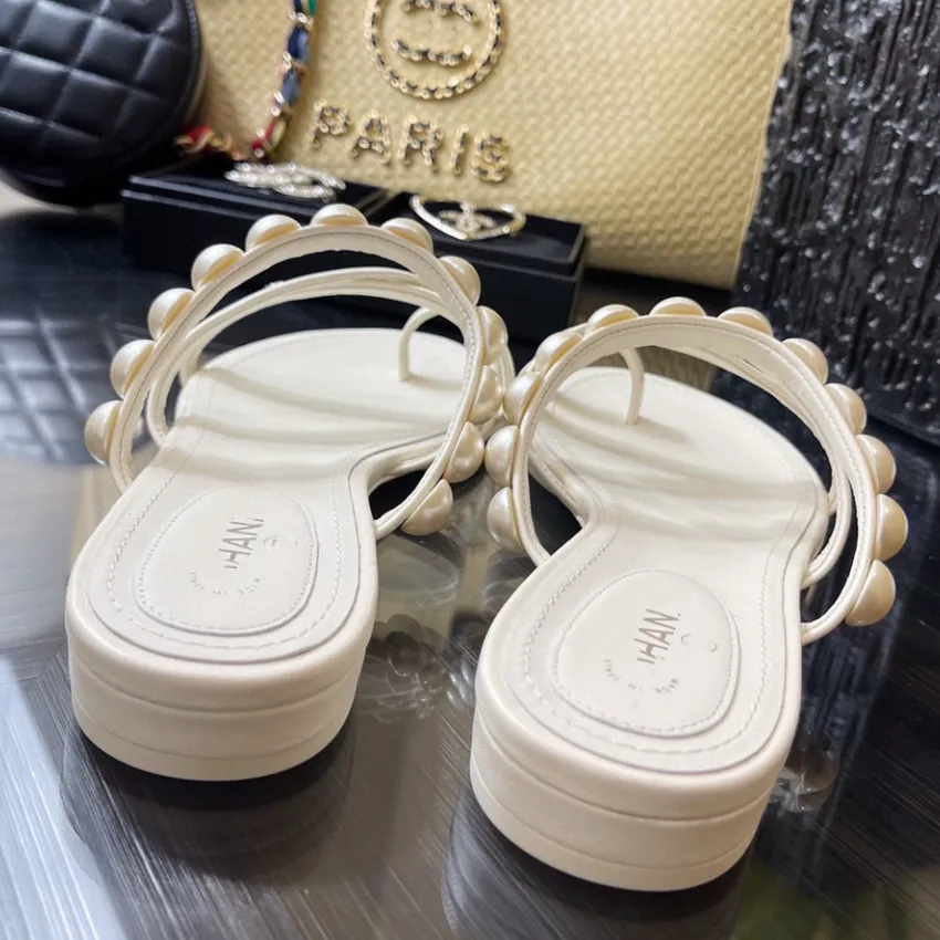 Damen-Perlen-Flip-Flop-Sandalen 2022 Frühling und Sommer neue gewebte dicke weiche Unterseite Hausschuhe Luxusschuhe