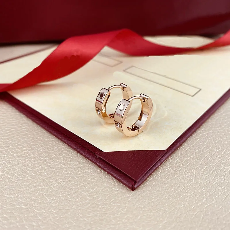 Pendientes de oro Huggie diseño tachuelas de rosas pendientes de diamantes manguito de oreja joyería de diseño de acero titanio plateado nunca se desvanecen buena calidad wo282V