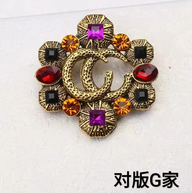 Designer Letters Broche Mode Beroemde Brief Broches Ruby Crystal Parel Luxe Koppels Individualiteit Strass Pak Pin Jewelry243I