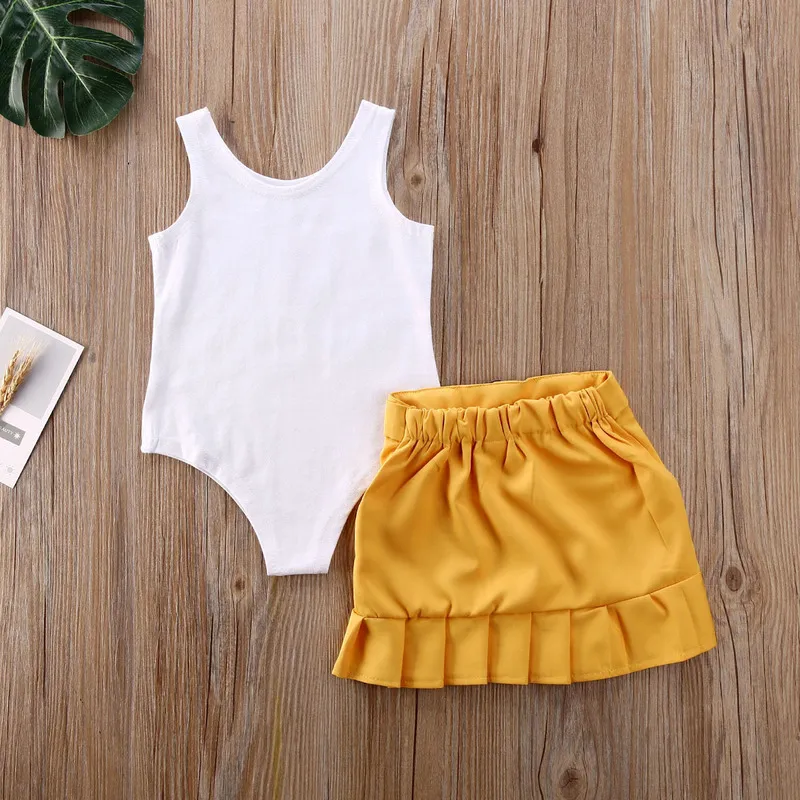 幼児の子供の女の子の服セットはノースリーブのソリッドベストロンパーイエロープリーツスカート夏服セット220620