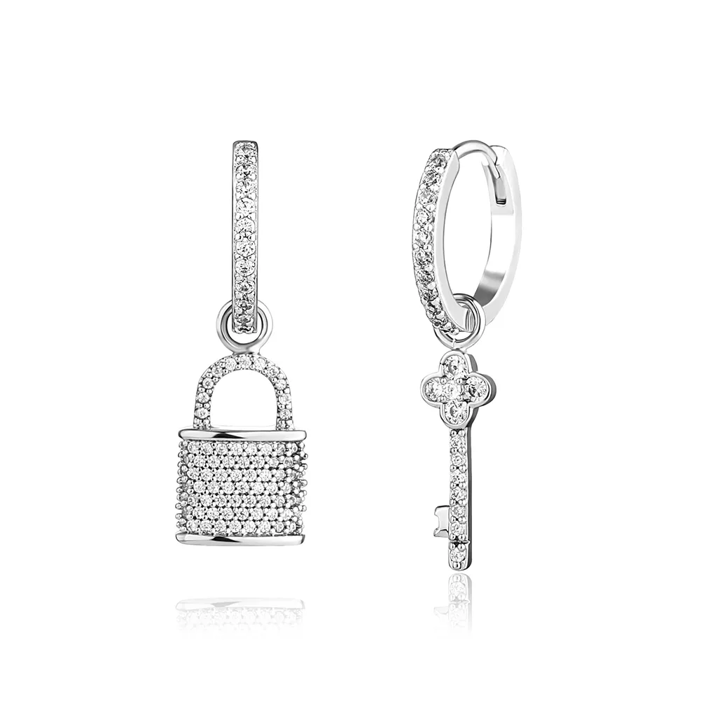 2022 Nytt modelås och nyckel Drop Couple Earrings för kvinnor som bling vit CZ Zircon Stone Dingle Earring Studs Iced Micro Pave Cubi7208292