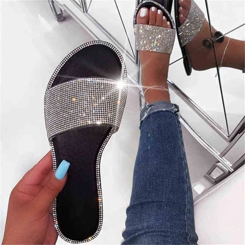 2022 Mulheres de verão chinelas de cristal glitter brilho liso macio feminino color lascas de cor de linhas internas damas slides de praia quente g2205519