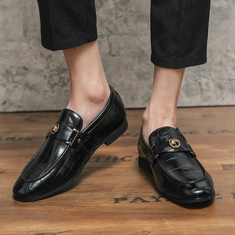 Män mode loafers affärsklänning skor pu läder europeisk stil metall dekoration låg klack platt botten runda huvudet bekväm pedal hg023c