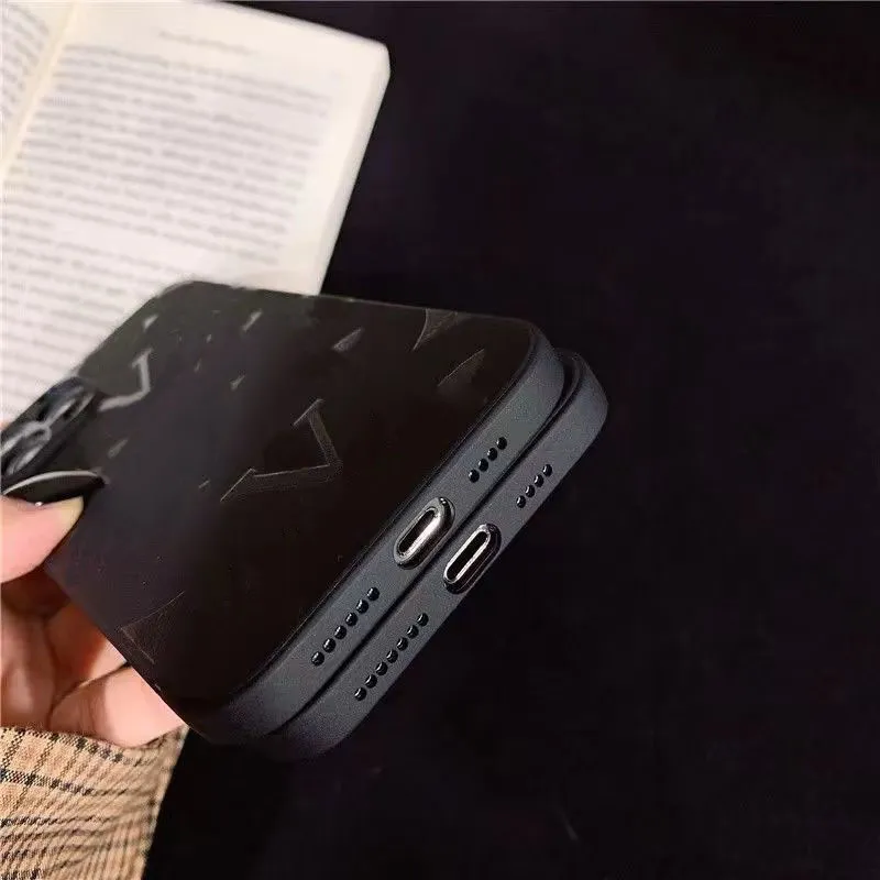 Luxurys designers svart telefonfodral för iPhone 13 12 11 pro max 13 mini 7 8 6 xr x xs telefonfodral i iPhone l varumärke hel d2206029335