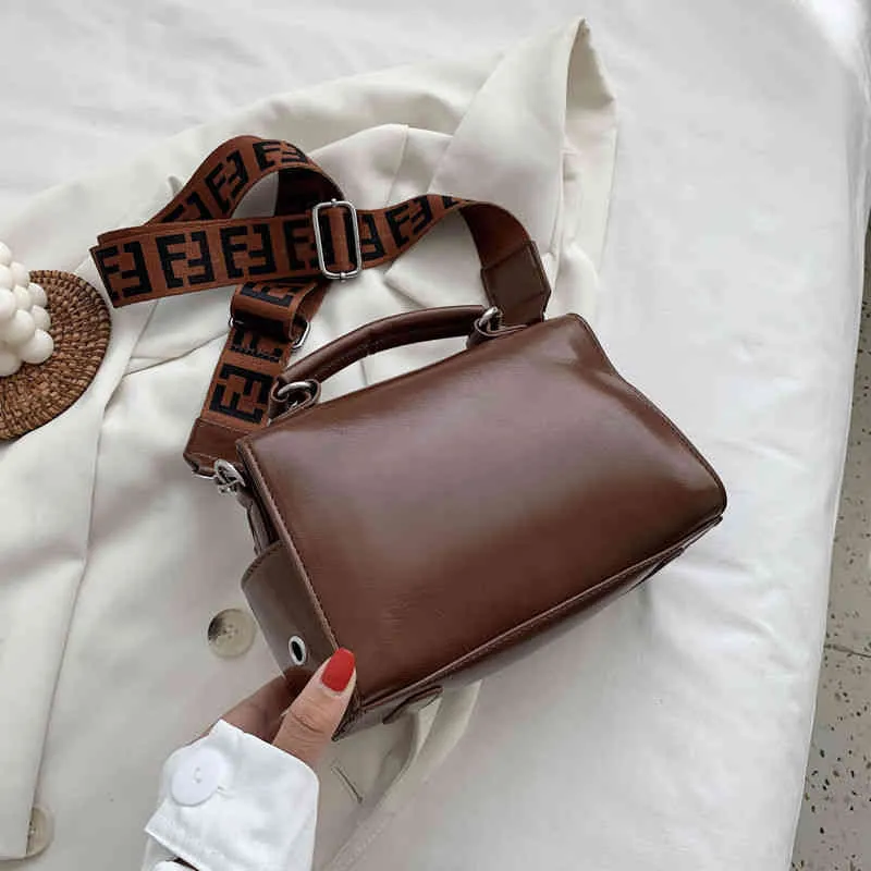 Bolsa de mulheres nova bolsa de carta gravada couro macio pequeno saco quadrado um ombro straddle retro saco feminino