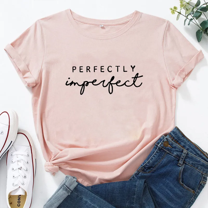 Camiseta impresa de letras perfectamente imperfectas