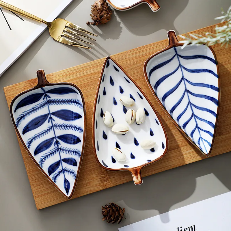 Japanese Hand Painted Ceramic Leaf Seasoning Dish With Wooden Tray Creative Appetizers Snack Dessert Plate Sauce Tray Gift 220418