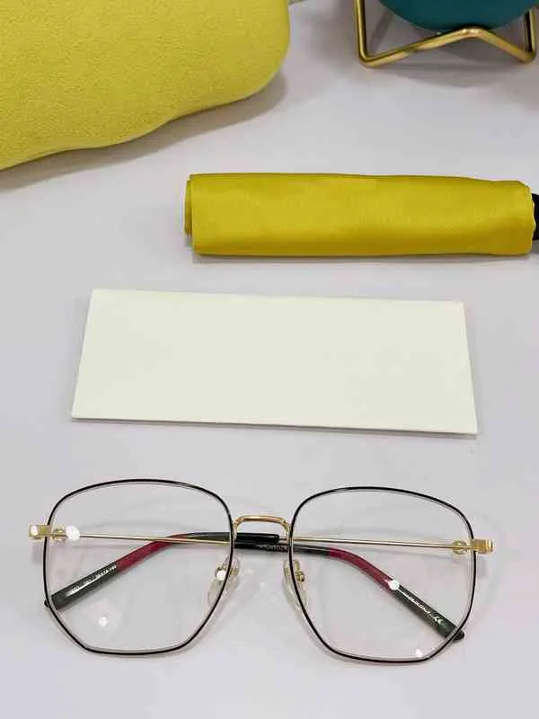 2024 10% de réduction sur le concepteur de luxe Nouveaux lunettes de soleil masculines et femmes 20% de réduction sur la version Hot Simple Square Flat Quan même miroir clair anti-bleu pour hommes femmes