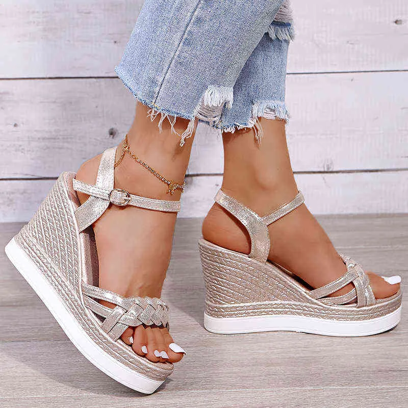 Sandali da donna Chunky Wedge Peep Toe 2021 Summer Fashion Buckle Piattaforma stile romano Sandali gladiatore Suola morbida in gomma argento Y220421