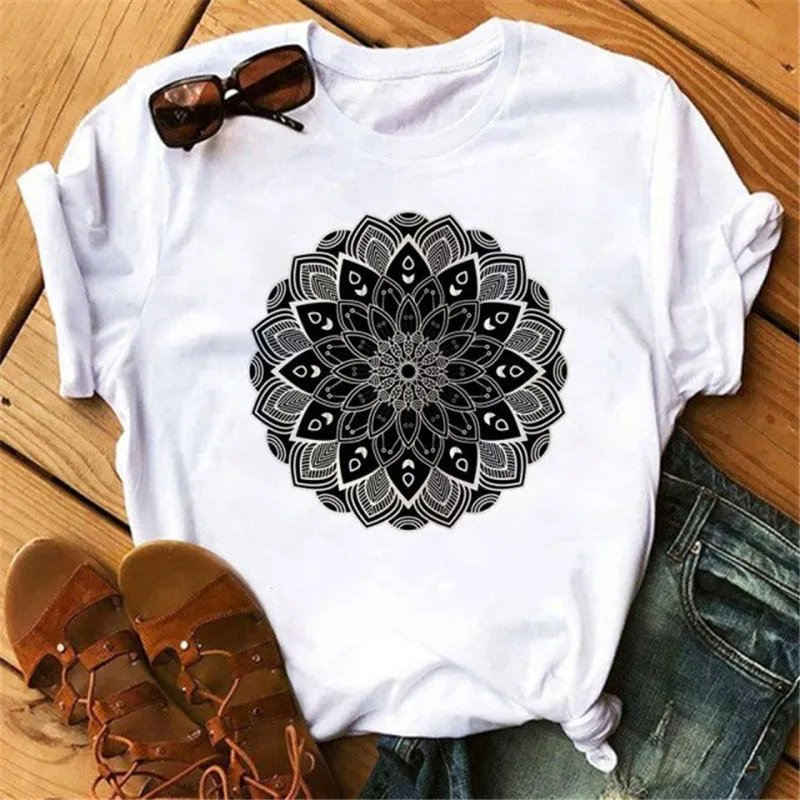 Maycaur Mandala Floral Printed T 셔츠 여성 캐주얼 패션 Tshirt 느슨한 짧은 소매 90 년대 소녀 미학 블랙 티셔츠 탑 220526