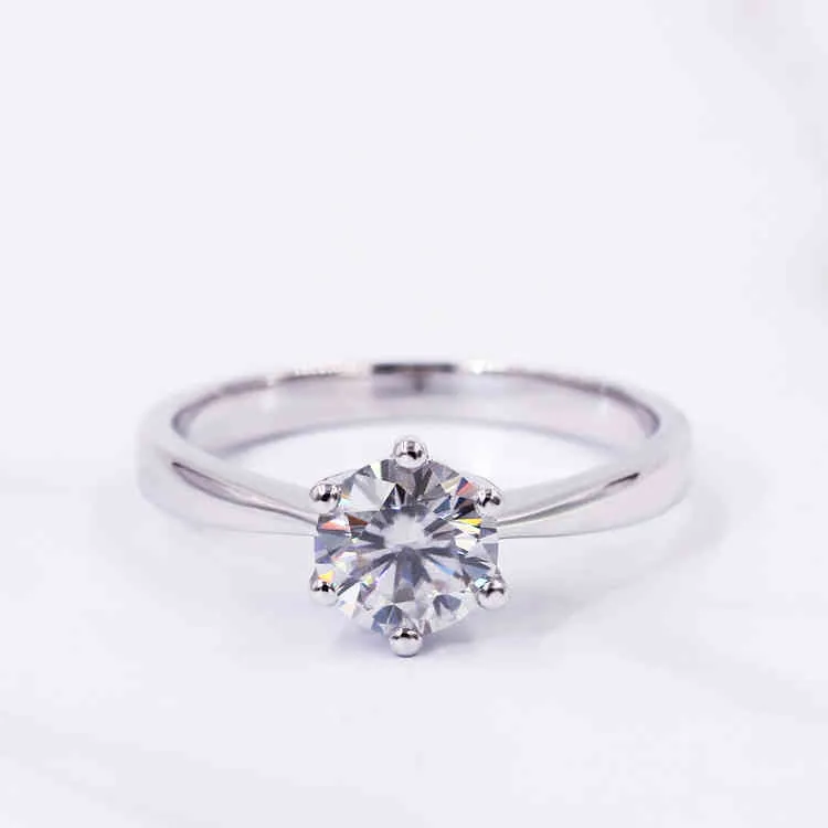 Tianyu Gems Classic Moissaniteシルバーソリティア50 / 65mmラウンドホワイトダイヤモンドバンドリングジュエリー結婚式のギフト