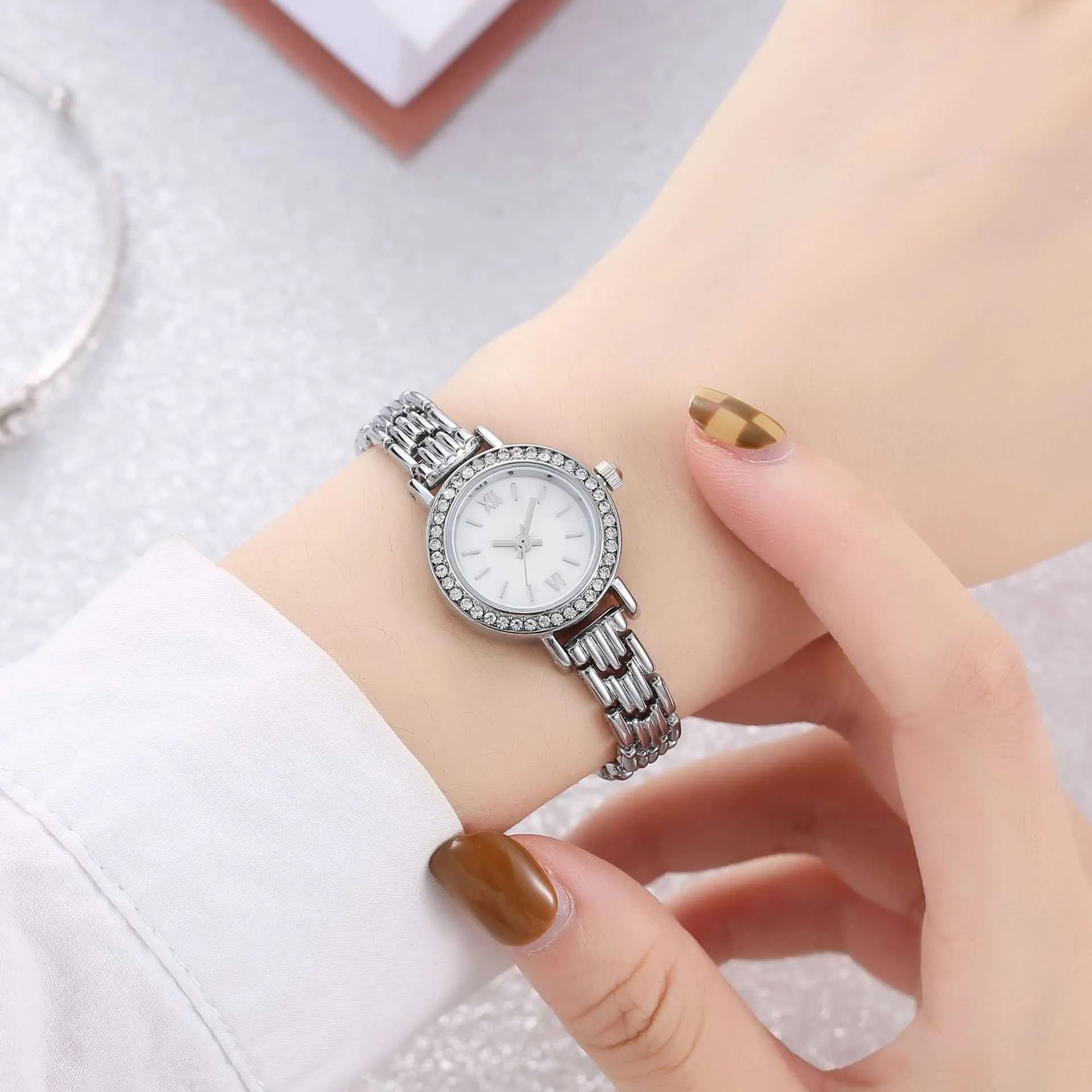 Vêtements pour femmes 2022 robes de mode femme bracelet en acier montres de luxe femmes robe montres à Quartz livraison directe du fournisseur