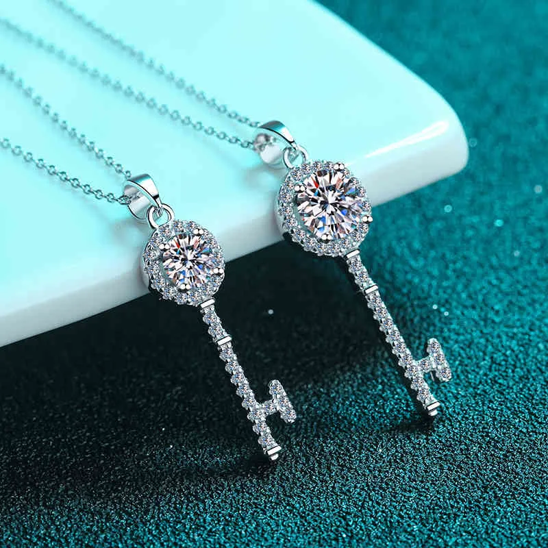 Godkänd diamanttest Moissanite 925 Sterling Silver Key Simple Clavicle Chain Pendant Necklace Women Fashion Cute Smycken 05-1CT238D