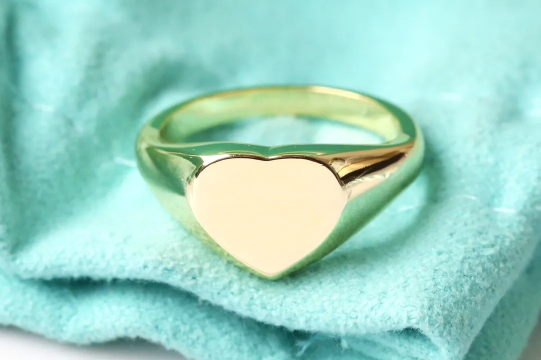 2022 Высочайшее качество Экстравагантное простое сердце Любовь Кольцо Золото Серебро Розовые цвета Кольца из нержавеющей стали для пар Модный женский дизайнер Je275p