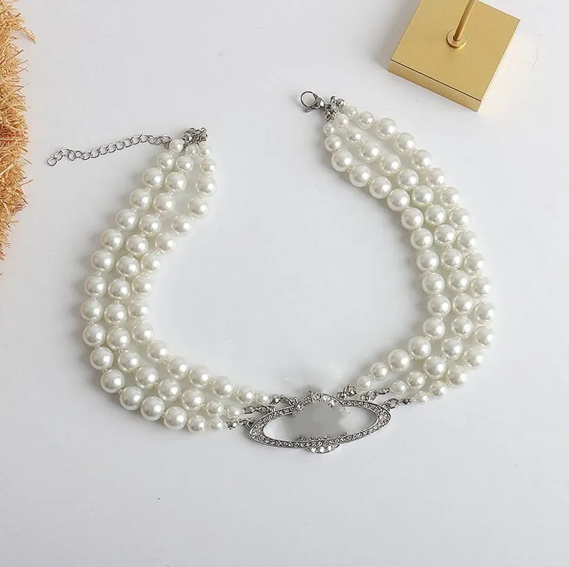 Collana di perle europee e americane a tre strati di nicchia di fascia alta con catena di clavicole tempestate di diamanti consegna veloce da donna272O