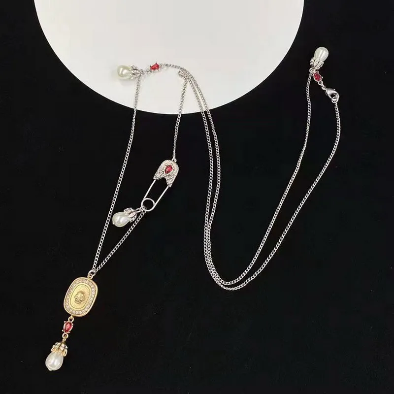Neu gestaltete Schädel hängende Karten Anhänger Frauen Halskette Damen Vintage Messing Perarly Halsketten Designer Schmuck 031193u