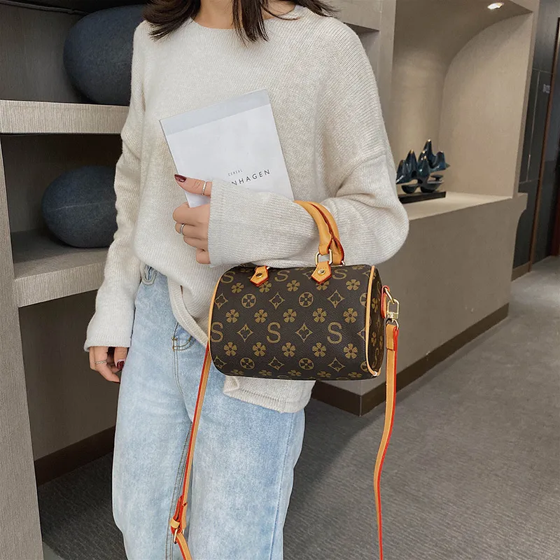2022 sac femme en relief luxe oreiller sac Portable sac à bandoulière Portable femme mode Boston Baguette messager