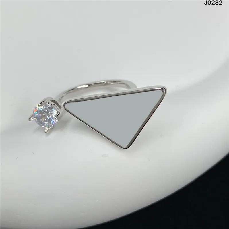 Chic Metal Dreieck Diamond Ring Frauen Kristallbriefringe Strass offener Ring für Partydatum mit Geschenkbox295W