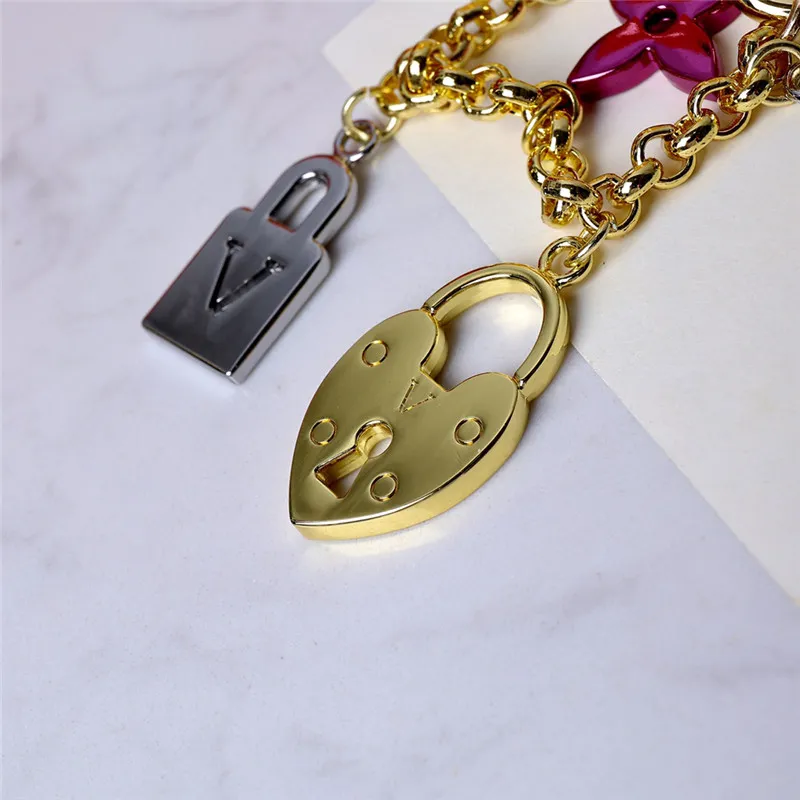 Keychain Coloracle Luxury Designer Mens Womens Keys Pendant Silver Key Buckle Classic Lock Love High Quality Kenchains Ornaments 301r