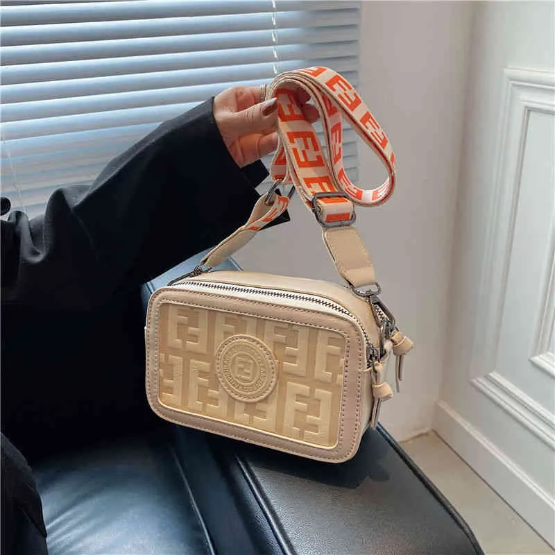 Designer Womens Handbag Ins Super Fire Kvinnlig Ny mångsidig Messenger Korean Retro Wide Belt Printed Single Shoulder Camera Bag Pures Onlines