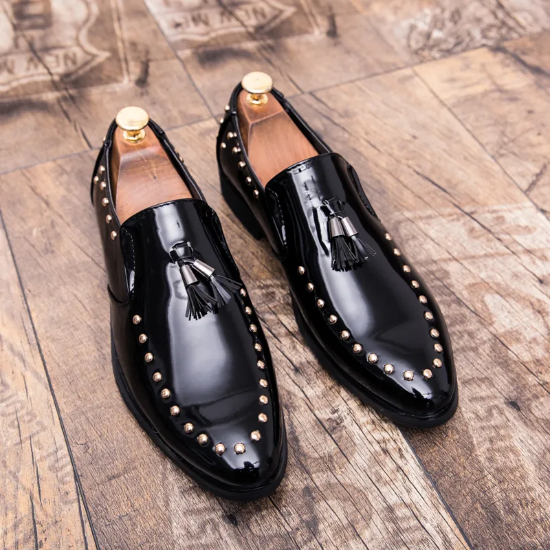 Light Sole Pointed Toe Loafers Men Shoes PU Classic Fashion Patent Leather Everyday Party Banquet Trend Rivet Tassel Decorative El2842509