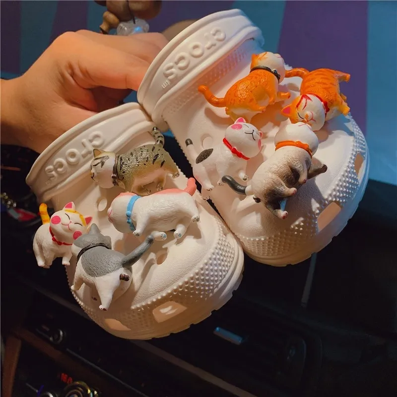 8st Söt 3D Cats Charms Designer DIY Stereo Shoe Decoration Clogs Hello Kids Women Girls Gifts Charm för Croc Jibb211s