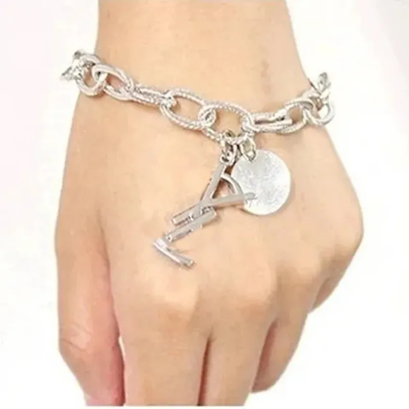 Kvinnors designer örhänge guldarmband smycken Bangle Fashion Silver Chain Link Pendent Armband för kvinnor Bröllop Luxury Hoop Earr313x