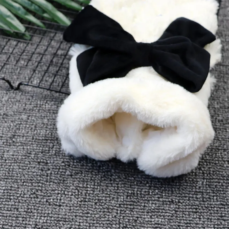 Vestiti caldi invernali piccoli gatti cani da cani elegante pelliccia di pelliccia bianca cappotto cappotto gatto con bowio nodo gattino di lusso abbigliamento complessivo 220331
