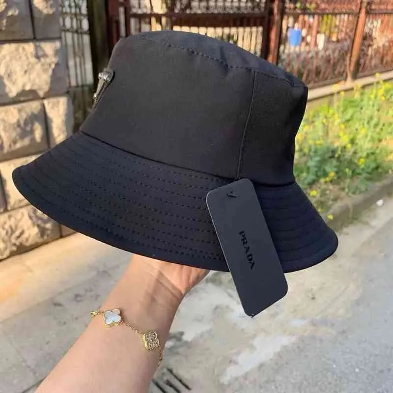 Projektant Prad Hat Bucket Trucker Baseball Straw Cowboy Europe America Fashion Man Woman High Version Black Fisherman Metal Classic Odwrócony trójkąt Odznaka Cap