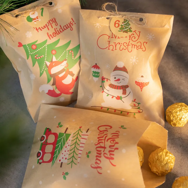 Sacs de papier Kraft Kraft de Noël Santa Claus Snowman Holiday Noël Noël Favoris Sac Candy Cookie Poche-cadeau Emballage Fournitures 220420