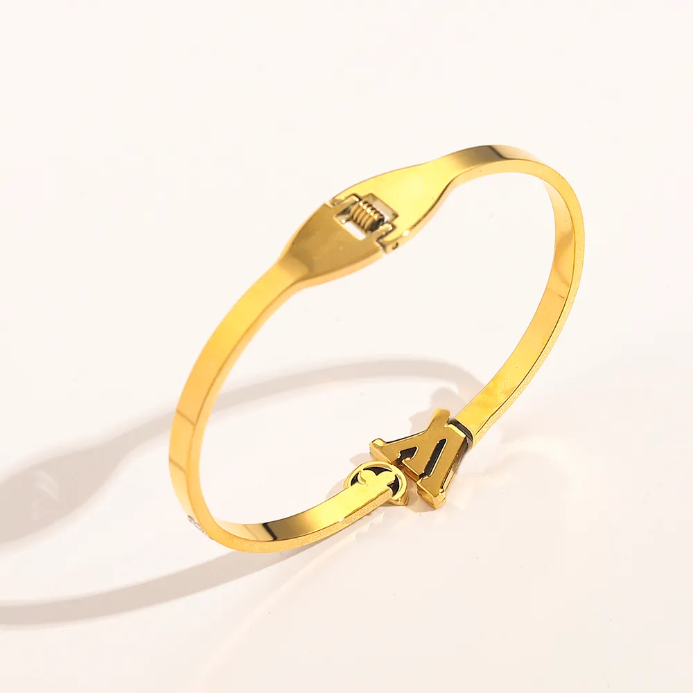 تصميم الأساور ذات العلامات التجارية للنساء سوار مصمم فاخر سوار كريستال 18K الذهب مطلي بالفولاذ المقاوم للصدأ عشاق الزفاف GIF2044