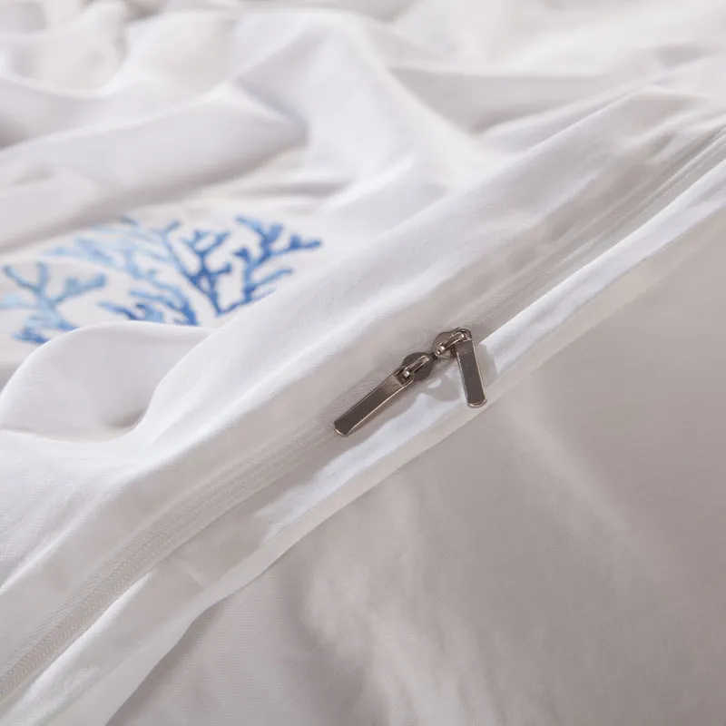 Наборы постельных принадлежностей синяя вышивка белая пуховатая наборы премиум египетский хлопок шелковистый мягкий постель набор глубокого кармана.