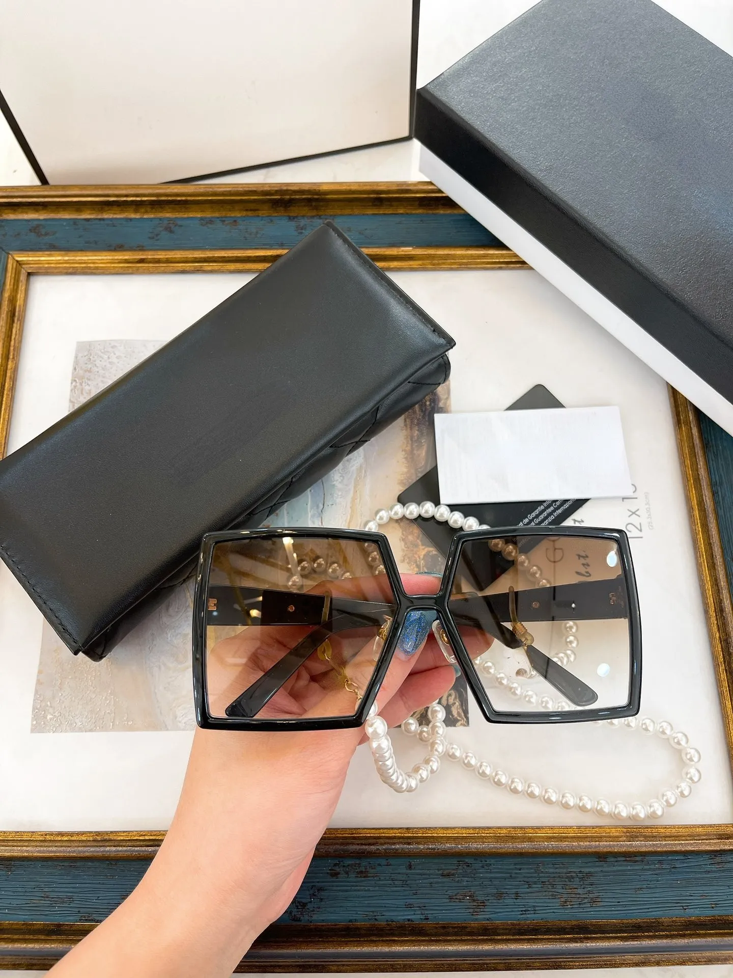 Luksusowe czarne kwadratowe okulary przeciwsłoneczne Kobiety moda w stylu retro łańcuch perłowy szklanki kobiet projektant marki duża rama CH6025S