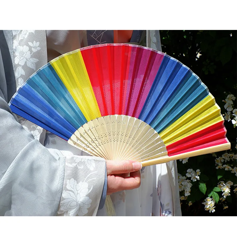 Ventaglio pieghevole arcobaleno Artigianato Ventagli in tessuto di seta di bambù Decorazione del festival Ventaglio da ballo spettacoli teatrali